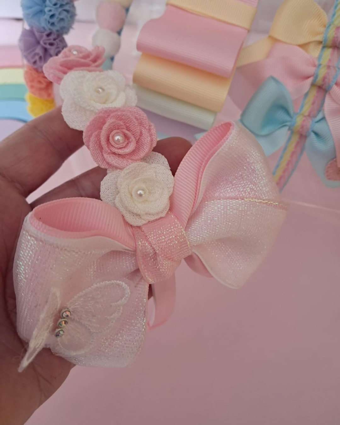Tiara com aplicação de flor e borboleta